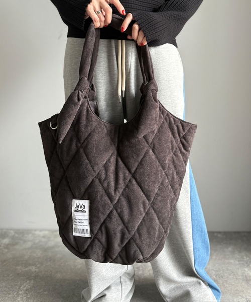 Java（ジャバ）の「《JaVaジャバ コラボ》大容量！ふわもち素材♪スウェードライクキルティングトートバッグ（チャームフック付き）（トートバッグ・レディース・チャコールグレー/ブラウン・ONE SIZE）」の3枚目の写真