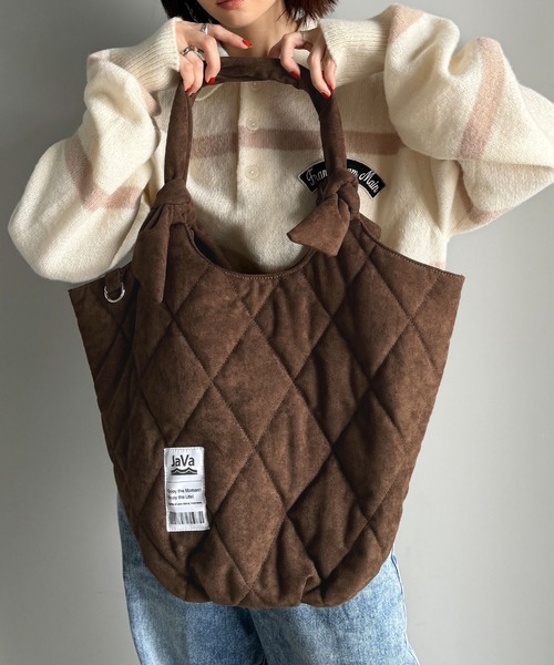 Java（ジャバ）の「《JaVaジャバ コラボ》大容量！ふわもち素材♪スウェードライクキルティングトートバッグ（チャームフック付き）（トートバッグ・レディース・チャコールグレー/ブラウン・ONE SIZE）」の4枚目の写真