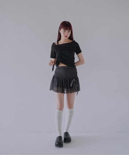 Uenui(ウニュイ)の「【 cunii 】 アシメオフショルドロストトップス(Tシャツ/カットソー・レディース・ホワイト/ブラック・FREE)」の4枚目の写真