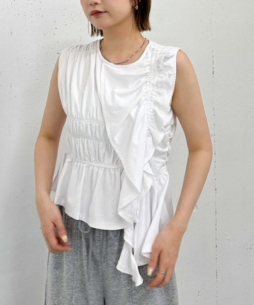 archives(アルシーヴ)の「フリルドロストノースリーブTOPS(Tシャツ/カットソー・レディース・オフホワイト/ブラック/ブラウン・MEDIUM)」の2枚目の写真