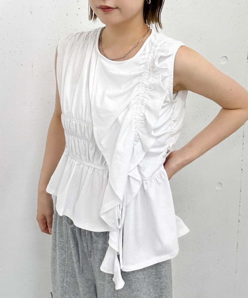 archives(アルシーヴ)の「フリルドロストノースリーブTOPS(Tシャツ/カットソー・レディース・オフホワイト/ブラック/ブラウン・MEDIUM)」の4枚目の写真