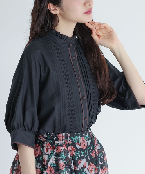 somari imagination（ソマリ イマジネーション）の「『ピンタック配色パイピングブラウス』（シャツ/ブラウス・レディース・ブルー/ブラック・2/1）」の2枚目の写真