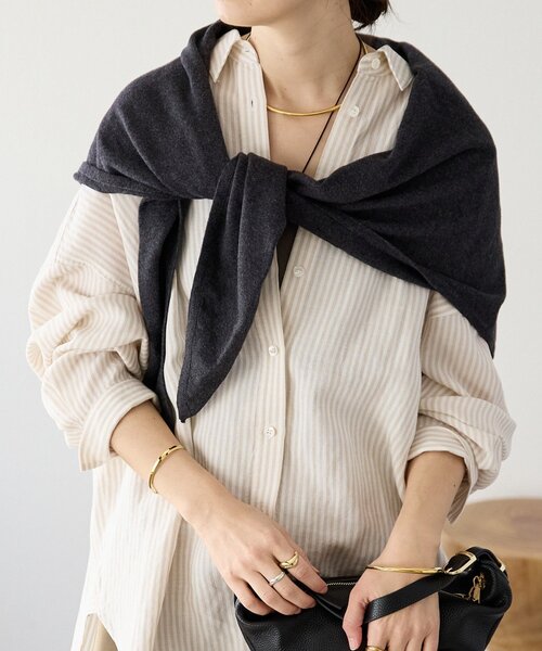 RIVE DROITE(リヴドロワ)の「【新色追加/リバイバル】【MONN.:.(モン)】サンカクストール(ストール/ショール・レディース・レッド/ブラック/グレー/チャコールグレー/イエロー/ライトグレー/サックスブルー・FREE)」の3枚目の写真