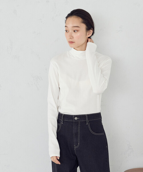 COMME CA ISM(コムサイズム)の「吸湿発熱 ハイネックTシャツ(Tシャツ/カットソー・レディース・ネイビー/ホワイト/ブラック/グレー・MEDIUM/LARGE)」の2枚目の写真