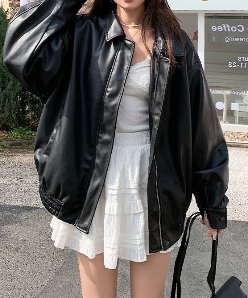 LADY LIKE(レディライク)の「オーバーサイズフェイクレザーシングルジャケット(ブルゾン・レディース・ブラック/ブラウン・M)」の2枚目の写真