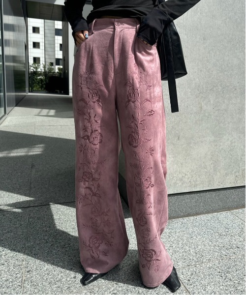 Ameri（アメリ）の「SYNTHETIC SUEDE EMBROIDERY PANTS（その他パンツ・レディース・ブラック/キャメル/ピンク・SMALL/MEDIUM）」の3枚目の写真