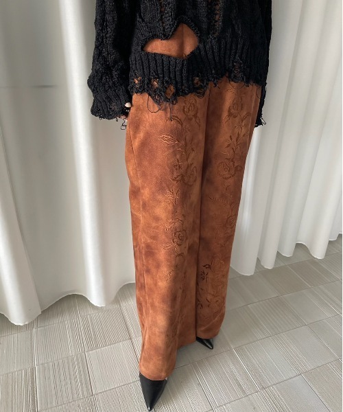 Ameri（アメリ）の「SYNTHETIC SUEDE EMBROIDERY PANTS（その他パンツ・レディース・ブラック/キャメル/ピンク・SMALL/MEDIUM）」の9枚目の写真