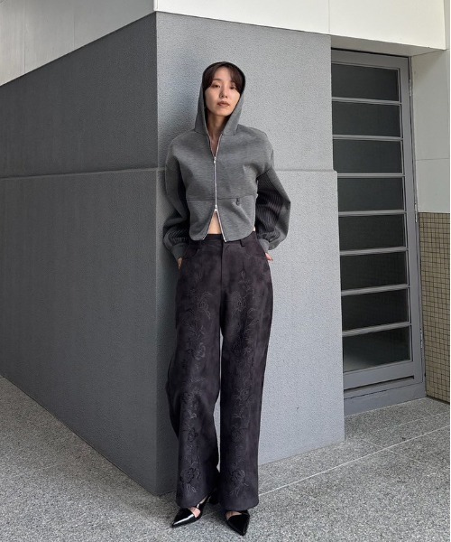 Ameri（アメリ）の「SYNTHETIC SUEDE EMBROIDERY PANTS（その他パンツ・レディース・ブラック/キャメル/ピンク・SMALL/MEDIUM）」の7枚目の写真
