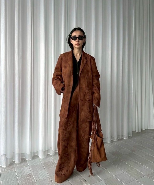 Ameri（アメリ）の「SYNTHETIC SUEDE EMBROIDERY PANTS（その他パンツ・レディース・ブラック/キャメル/ピンク・SMALL/MEDIUM）」の11枚目の写真