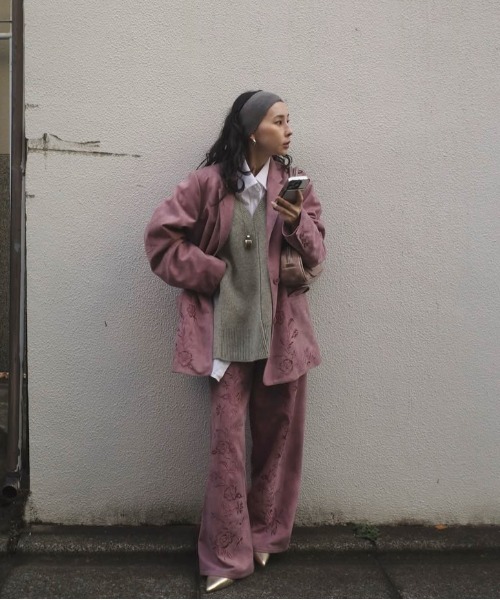 Ameri（アメリ）の「SYNTHETIC SUEDE EMBROIDERY PANTS（その他パンツ・レディース・ブラック/キャメル/ピンク・SMALL/MEDIUM）」の17枚目の写真