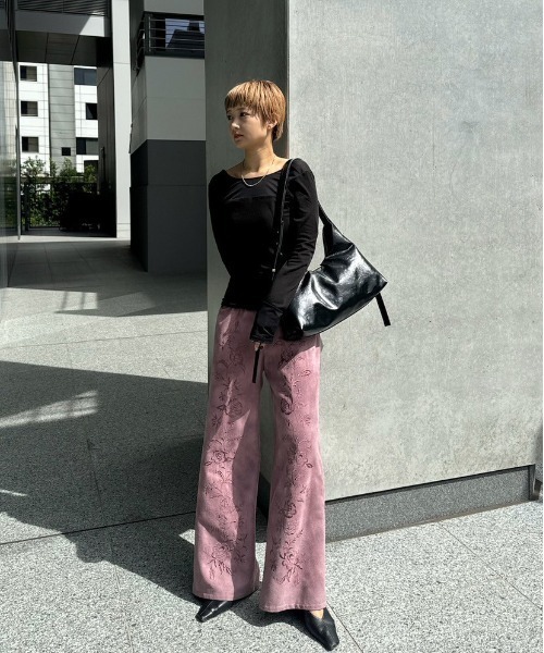 Ameri（アメリ）の「SYNTHETIC SUEDE EMBROIDERY PANTS（その他パンツ・レディース・ブラック/キャメル/ピンク・SMALL/MEDIUM）」の12枚目の写真