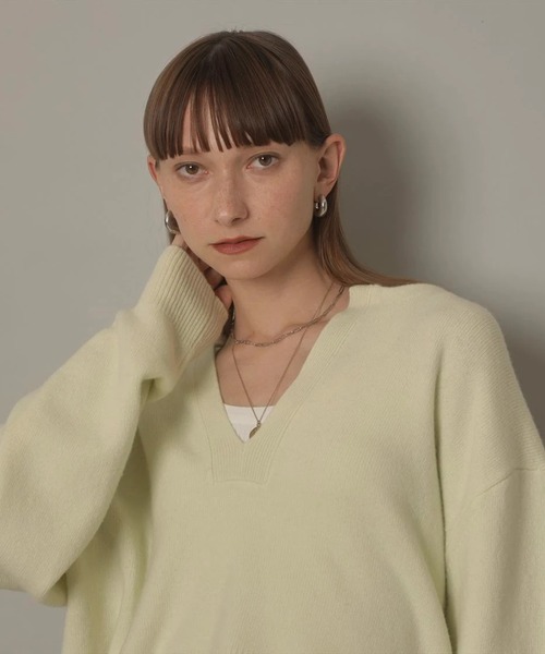 アクア深Vニット（ニット/セーター）｜CADUNE（カデュネ）の