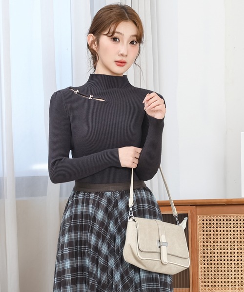 Anely(アネリー)の「プチハイネック カットアウト リブ ニット プルオーバー(ニット/セーター・レディース・チャコールグレー/ブラック/グレイッシュベージュ/ベージュ/ホワイト・FREE)」の12枚目の写真