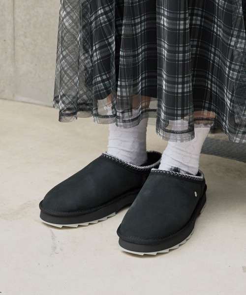 EMU Australia（エミューオーストラリア）の「EMU Australia/エミュオーストラリア Sharky Scuff シープスキン ムートンスリッポン（スリッポン・レディース・ブラウン/ブラック・8/7/6）」の2枚目の写真