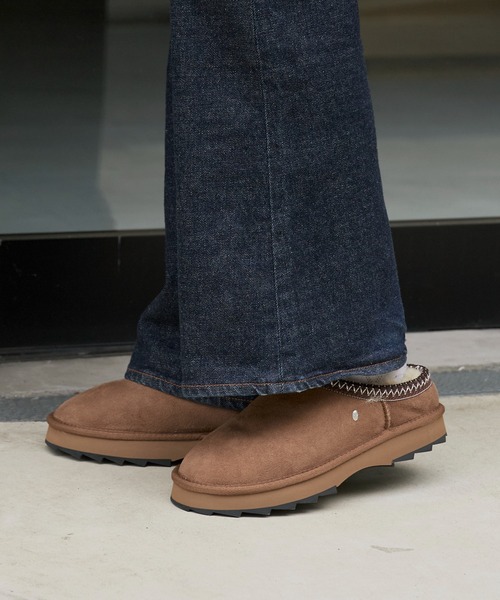 EMU Australia（エミューオーストラリア）の「EMU Australia/エミュオーストラリア Sharky Scuff シープスキン ムートンスリッポン（スリッポン・レディース・ブラウン/ブラック・8/7/6）」の22枚目の写真