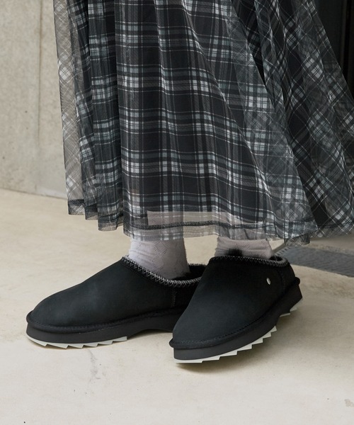 EMU Australia（エミューオーストラリア）の「EMU Australia/エミュオーストラリア Sharky Scuff シープスキン ムートンスリッポン（スリッポン・レディース・ブラウン/ブラック・8/7/6）」の11枚目の写真