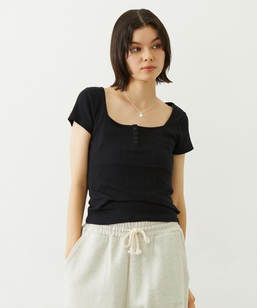 MILKFED.(ミルクフェド)の「HENLEY NECK S/S TOP(Tシャツ/カットソー・レディース・オフホワイト/ライトピンク/ブラック・ONE SIZE)」の3枚目の写真