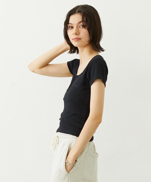 MILKFED.(ミルクフェド)の「HENLEY NECK S/S TOP(Tシャツ/カットソー・レディース・オフホワイト/ライトピンク/ブラック・ONE SIZE)」の10枚目の写真