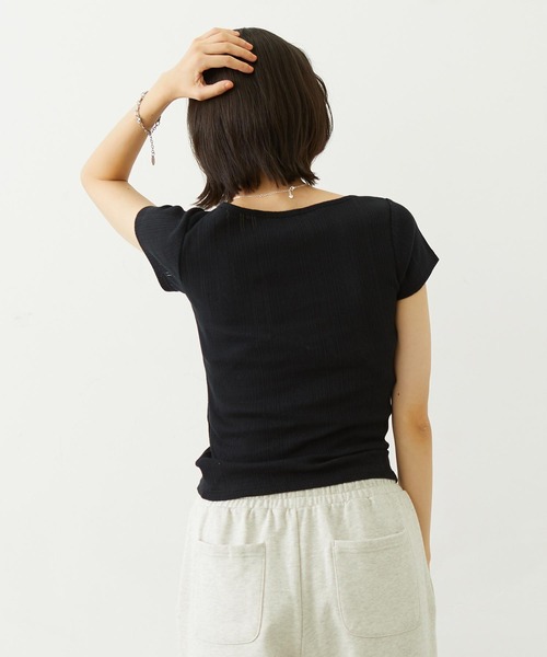 MILKFED.(ミルクフェド)の「HENLEY NECK S/S TOP(Tシャツ/カットソー・レディース・オフホワイト/ライトピンク/ブラック・ONE SIZE)」の11枚目の写真