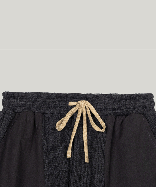 FLAWSROOM（フローズルーム）の「Round Panel Jogger Pants [CHARCOAL]（スウェットパンツ・レディース・その他・LARGE/MEDIUM）」の4枚目の写真