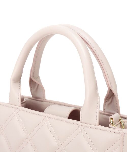 Maison de FLEUR（メゾンドフルール）の「ミニポーチ付きキルティングトートバッグ（ハンドバッグ・レディース・ブラック/ピンク・FREE）」の21枚目の写真