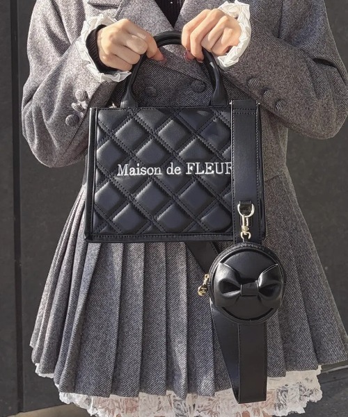 Maison de FLEUR（メゾンドフルール）の「ミニポーチ付きキルティングトートバッグ（ハンドバッグ・レディース・ブラック/ピンク・FREE）」の6枚目の写真