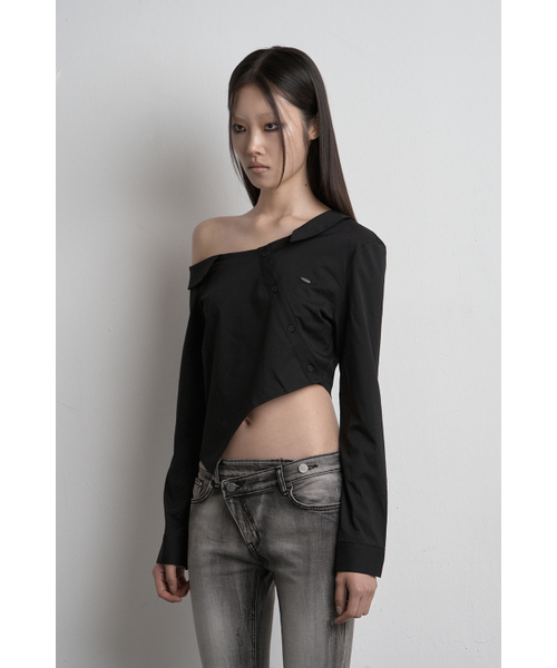 SYNERJYN(シナジン)の「FLOW UNBALANCED CROP SHIRT BLACK(シャツ/ブラウス・レディース・その他・SMALL/MEDIUM)」の2枚目の写真