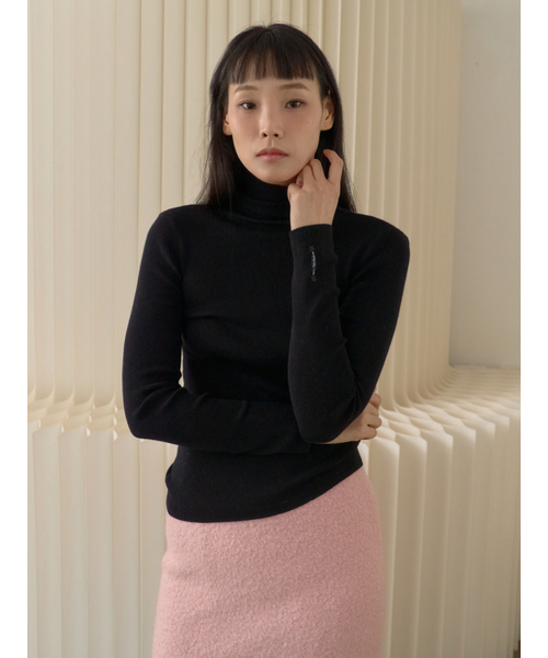 Sorry,Too Much Love(ソーリートゥーマッチラブ)の「Soft Fine Rib Turtleneck Knit_Black(ニット/セーター・レディース・その他・FREE)」の2枚目の写真