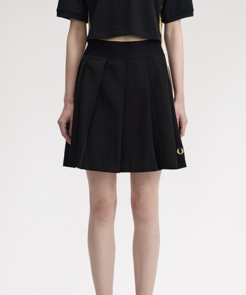 FRED PERRY（フレッドペリー）の「先行予約受付中／Tape Detail Pleated Skirt／テープディテールプリーツスカート（スカート・レディース・ブラック・6/8/10）」の2枚目の写真