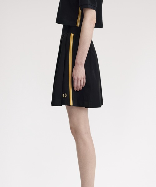 FRED PERRY（フレッドペリー）の「先行予約受付中／Tape Detail Pleated Skirt／テープディテールプリーツスカート（スカート・レディース・ブラック・6/8/10）」の3枚目の写真