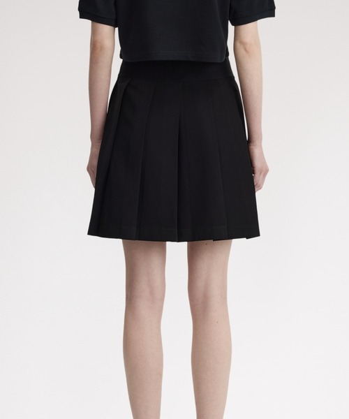 FRED PERRY（フレッドペリー）の「先行予約受付中／Tape Detail Pleated Skirt／テープディテールプリーツスカート（スカート・レディース・ブラック・6/8/10）」の4枚目の写真