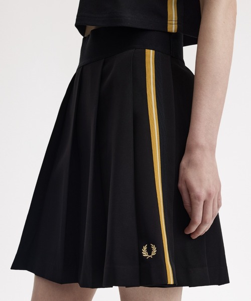 FRED PERRY（フレッドペリー）の「Tape Detail Pleated Skirt／テープディテールプリーツスカート（スカート・レディース・ブラック・6/8/10）」の16枚目の写真