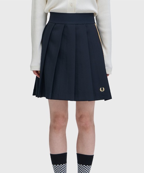 FRED PERRY（フレッドペリー）の「Tape Detail Pleated Skirt／テープディテールプリーツスカート（スカート・レディース・ブラック・6/8/10）」の14枚目の写真