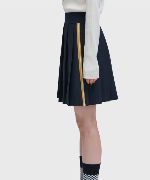 FRED PERRY（フレッドペリー）の「Tape Detail Pleated Skirt／テープディテールプリーツスカート（スカート・レディース・ブラック・6/8/10）」の15枚目の写真