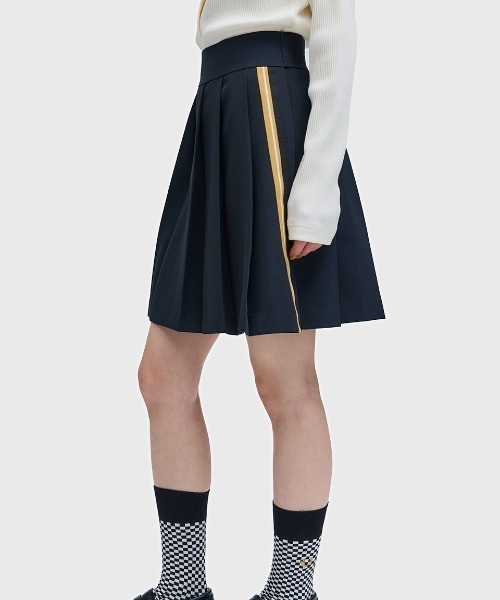 FRED PERRY（フレッドペリー）の「Tape Detail Pleated Skirt／テープディテールプリーツスカート（スカート・レディース・ブラック・6/8/10）」の10枚目の写真