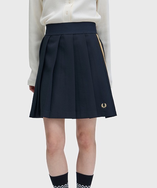 FRED PERRY（フレッドペリー）の「Tape Detail Pleated Skirt／テープディテールプリーツスカート（スカート・レディース・ブラック・6/8/10）」の11枚目の写真