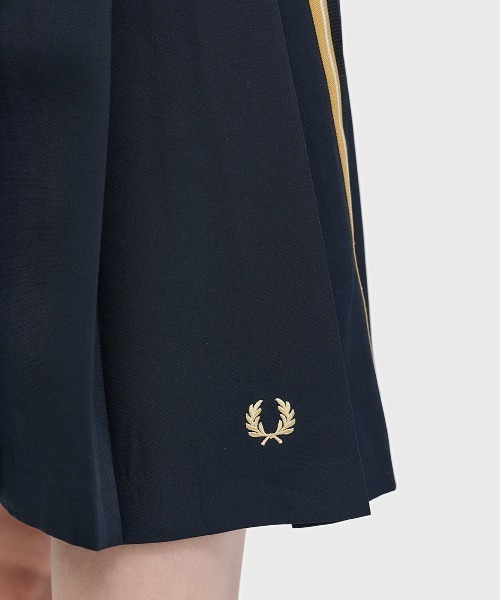 FRED PERRY（フレッドペリー）の「Tape Detail Pleated Skirt／テープディテールプリーツスカート（スカート・レディース・ブラック・6/8/10）」の12枚目の写真