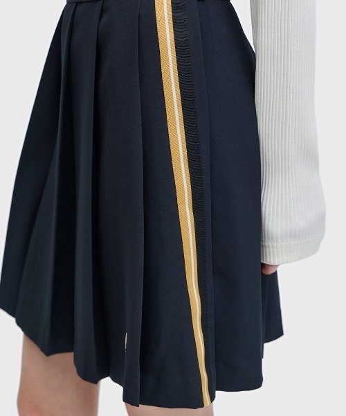 FRED PERRY（フレッドペリー）の「Tape Detail Pleated Skirt／テープディテールプリーツスカート（スカート・レディース・ブラック・6/8/10）」の13枚目の写真