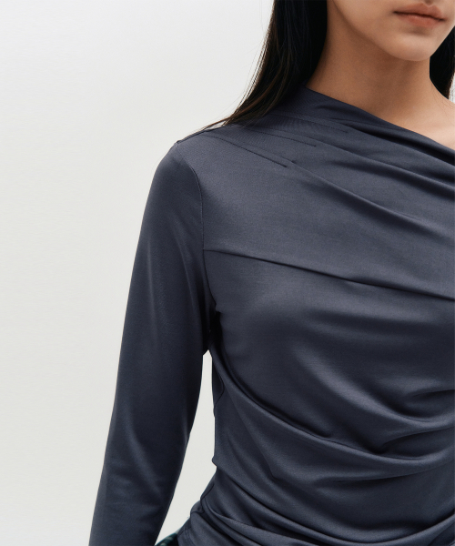 KIMZISU(キムジス)の「One Shoulder Draped Jersey Top _ CHARCOAL(Tシャツ/カットソー・レディース・チャコール・M/S)」の3枚目の写真