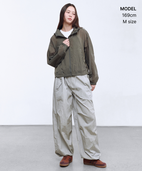 MUSINSA STANDARD WOMAN（ムシンサスタンダードウーマン）の「ウィメンズシアーフード付きウインドブレーカージャケット [ウォームグレー]（ナイロンジャケット・レディース・その他・S/M/L）」の2枚目の写真