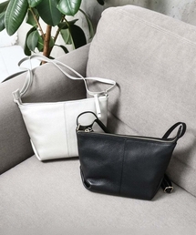 MK MICHEL KLEIN（エムケーミッシェルクラン）の「シュリングレザー台形ショルダーバッグ（ショルダーバッグ）」