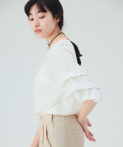 BEAMS HEART（ビームスハート）の「【デコルテ美人と二の腕カバーを両立】タック バルーンスリーブ シルケット プルオーバー（Tシャツ/カットソー・レディース・ホワイト/その他2/その他1/チャコールグレー・FREE）」の8枚目の写真