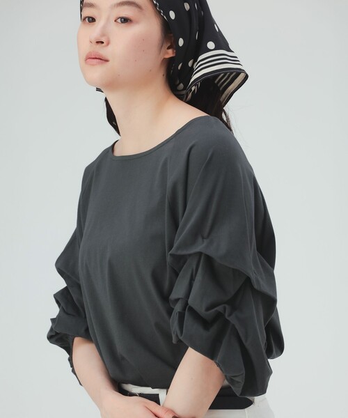 BEAMS HEART（ビームスハート）の「【デコルテ美人と二の腕カバーを両立】タック バルーンスリーブ シルケット プルオーバー（Tシャツ/カットソー・レディース・ホワイト/その他2/その他1/チャコールグレー・FREE）」の2枚目の写真