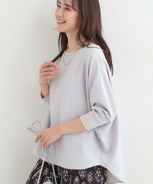 SHOO・LA・RUE（シューラルー）の「【着丈選べる/体型カバー/洗濯機可】さらさらとろん ドルマンブラウス（シャツ/ブラウス・レディース・ライトイエロー系/ピンク系/ピンク系9/サックスブルー系7/ネイビー/ライトイエロー系8/ブラウン系その他/サックスブルー/グレー系4/ブラウン系その他5/ネイビー系5/グレー・00）」の2枚目の写真