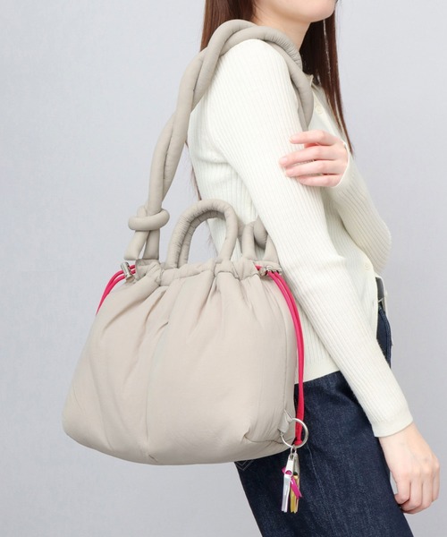 cheek(BAG)(チーク)の「2WAY ショルダートート 巾着 パフバッグ パディングバッグ(ショルダーバッグ・レディース・カーキ/ブラック/グレー/パープル・FREE)」の2枚目の写真