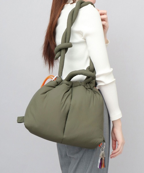 cheek(BAG)(チーク)の「2WAY ショルダートート 巾着 パフバッグ パディングバッグ(ショルダーバッグ・レディース・カーキ/ブラック/グレー/パープル・FREE)」の3枚目の写真