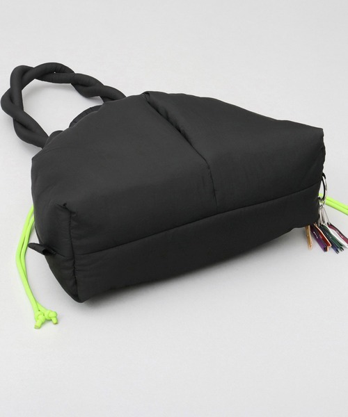 cheek(BAG)(チーク)の「2WAY ショルダートート 巾着 パフバッグ パディングバッグ(ショルダーバッグ・レディース・カーキ/ブラック/グレー/パープル・FREE)」の5枚目の写真