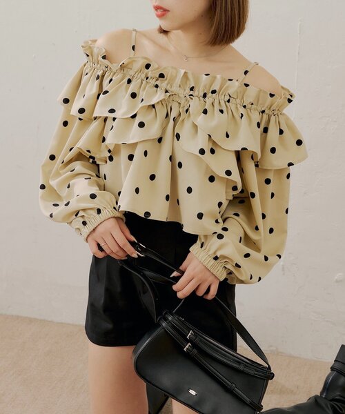 Chico（チコ）の「オフショル2wayドットフリルブラウス（シャツ/ブラウス・レディース・ホワイト/ブラック/ベージュ・FREE）」の3枚目の写真