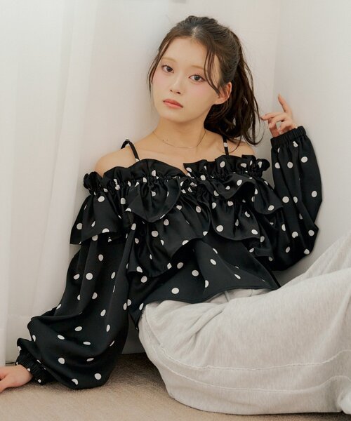 Chico（チコ）の「オフショル2wayドットフリルブラウス（シャツ/ブラウス・レディース・ホワイト/ブラック/ベージュ・FREE）」の2枚目の写真