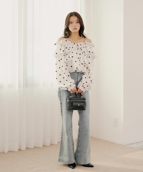 Chico（チコ）の「オフショル2wayドットフリルブラウス（シャツ/ブラウス・レディース・ホワイト/ブラック/ベージュ・FREE）」の4枚目の写真